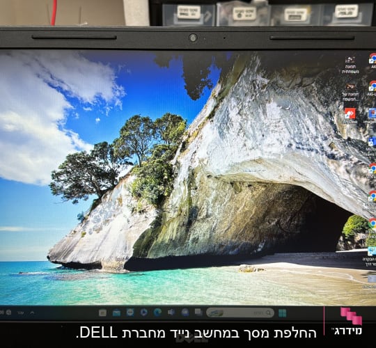 מסך מחשב נייד דל עם אייקונים ותוכנות על שולחן העבודה